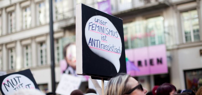 Demoschild mit der Aufschrift: Unser Feminismus ist Antirassistisch.
